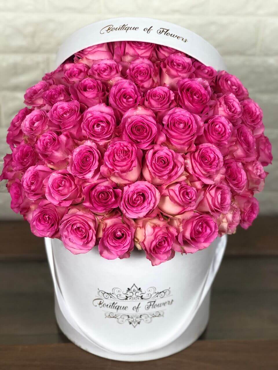 50 bright pink rose round box